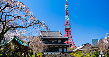 靖国神社の石柱に落書き英語で「トイレ」