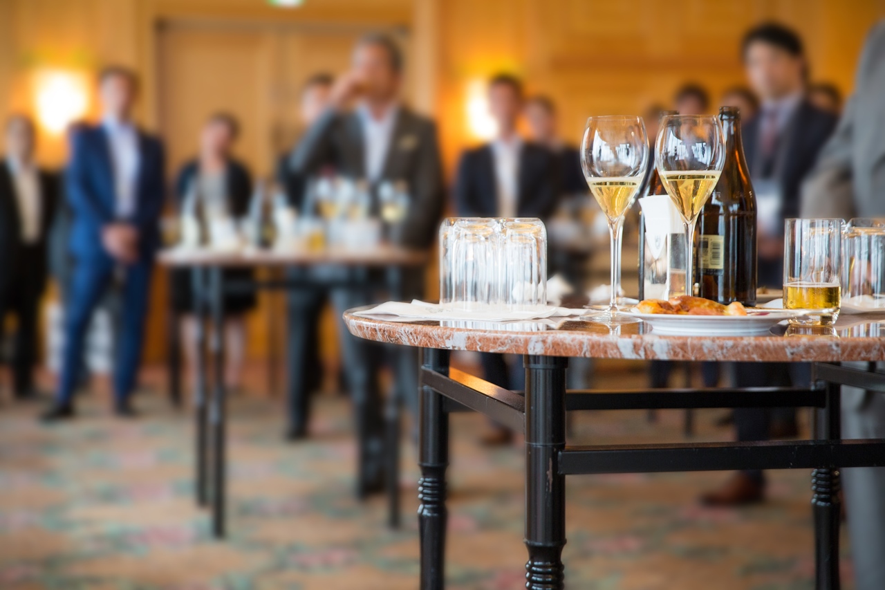 ホテルの忘年会、服装どうする？ 30代大人女子にぴったりなコンサバ＆きれいめ系・会社の忘年会コーデ19選♪ –CBK magazine 公式