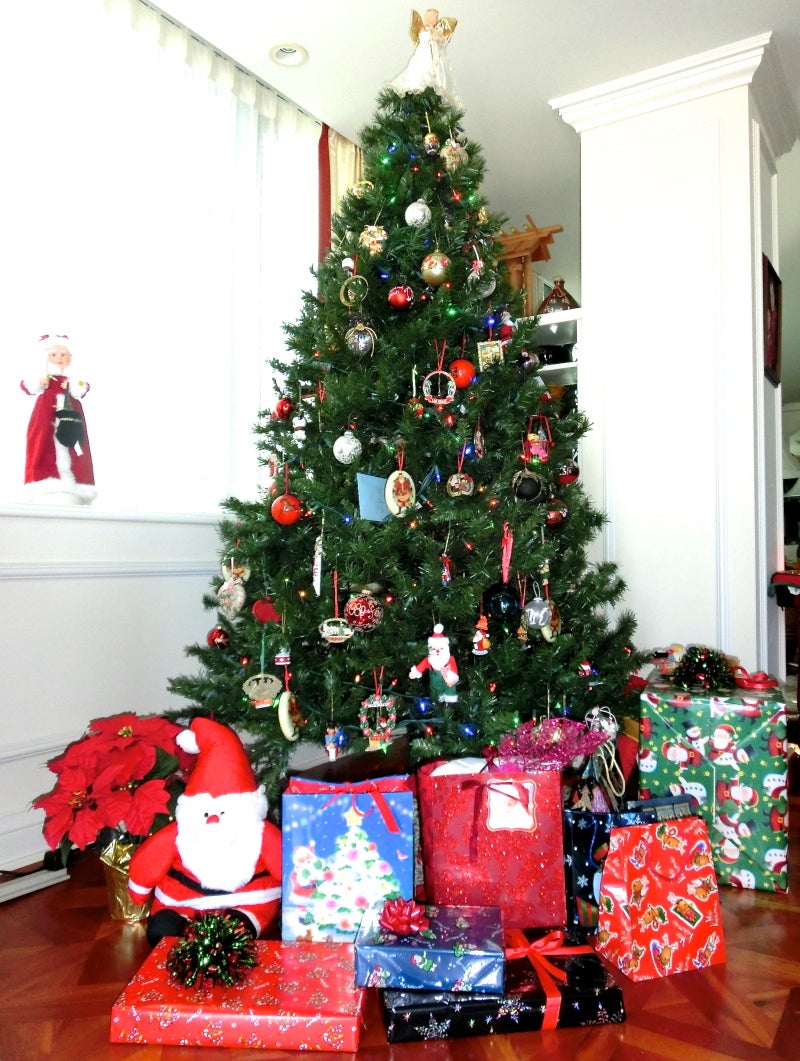 クリスマスツリーの下にプレゼントの写真Unsplashで無料写真をダウンロードする