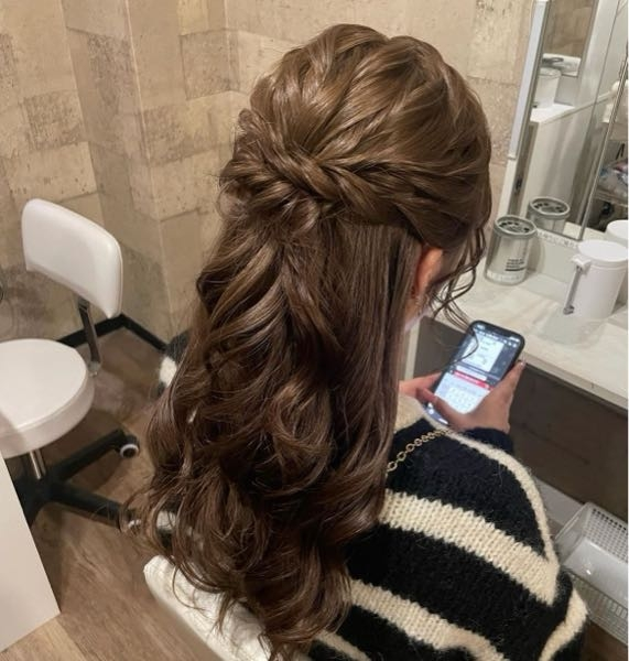 結婚式ヘアはハーフアップで♡自分でもできるヘアアレンジもあり♪ - Peachy ピーチィ- ライブドアニュース