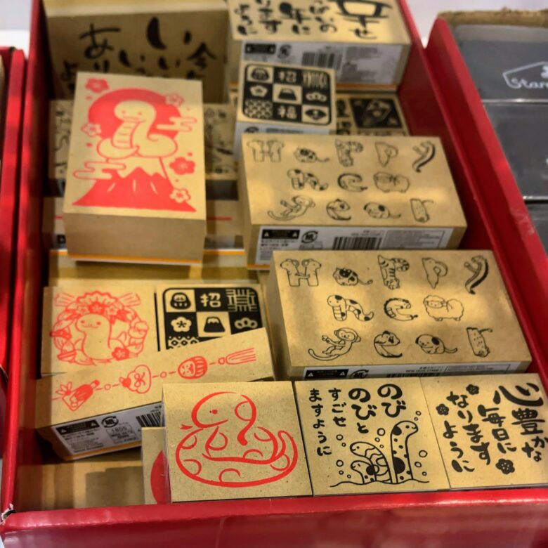 ダイソーでお手軽ポンポンスタンプ年賀状 デザインアイデア3つをご紹介マネーの達人