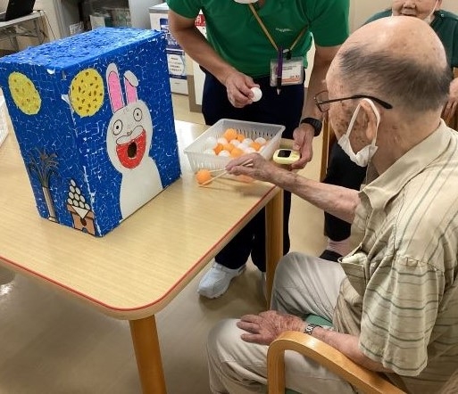 お月見団子を食べさせて