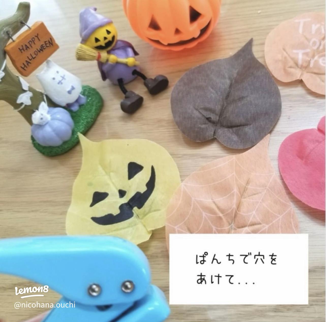 100均グッズでハロウィンツリー⠀ ⠀ クリスマスのオーナメントも 使おうかと思ったんですが ハロウィンver.とクリスマスver.が全然違う方がいいなと思い シンプルなハロウィンツリーにしました🎃 パンプキンはツリーにちょうどいいサイズ＆ ライトが中に入れられるの