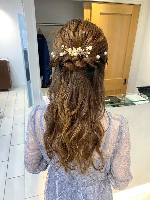 結婚式 二次会 お呼ばれ ハーフアップ×アクセサリー付アレンジ：L205443648アトリエビューティーアミュ atelier beautyAmU のヘアスタイルホットペッパービューティ