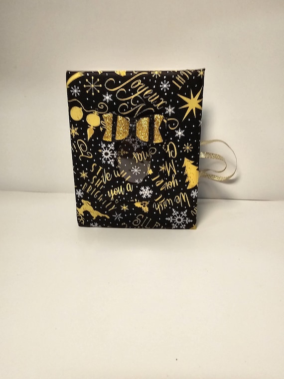 木のテーブルの上に、クリスマス 冬の季節 の記念と郷愁を感じた写真アルバム。レトロなカメラの写真 – ビンテージとレトロなスタイル、トップビュー写真素材731351251Shutterstock