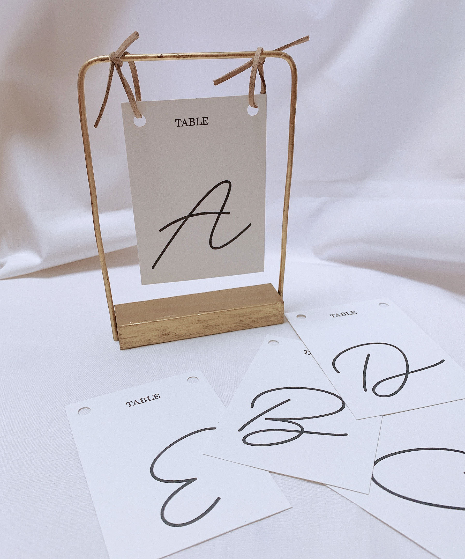 結婚式小物 4つセット ダイソー テーブルナンバー スタンド - メルカリ