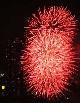 大阪・天神祭：神事「船渡御」に５０００発の奉納花火毎日新聞