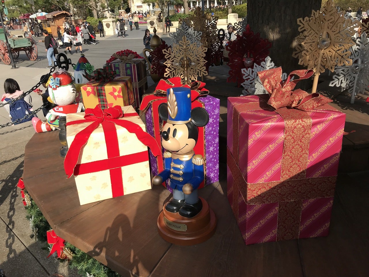 暗い部屋でクリスマス ツリーの下にプレゼントを置くサンタの写真素材・画像素材 Image 31531914