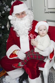 フリー素材服のしわや髭までリアルなサンタクロースのイラストアイコン