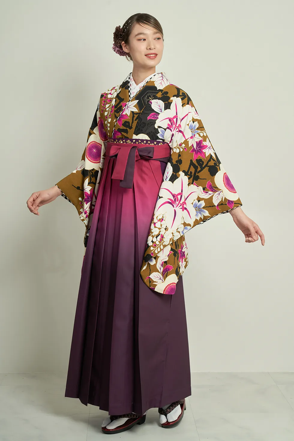 男子着物の基礎知識！ 陣羽織と羽織 左の着物が陣羽織で右が羽織です。 陣羽織とは武士が陣中で着たのが名前の由来です。羽織には袖が付いているのですが、陣羽織には袖が無く、ベストのような形です。 陣羽織の下に着る長着と呼ばれる着物の袖が表に出ることになります