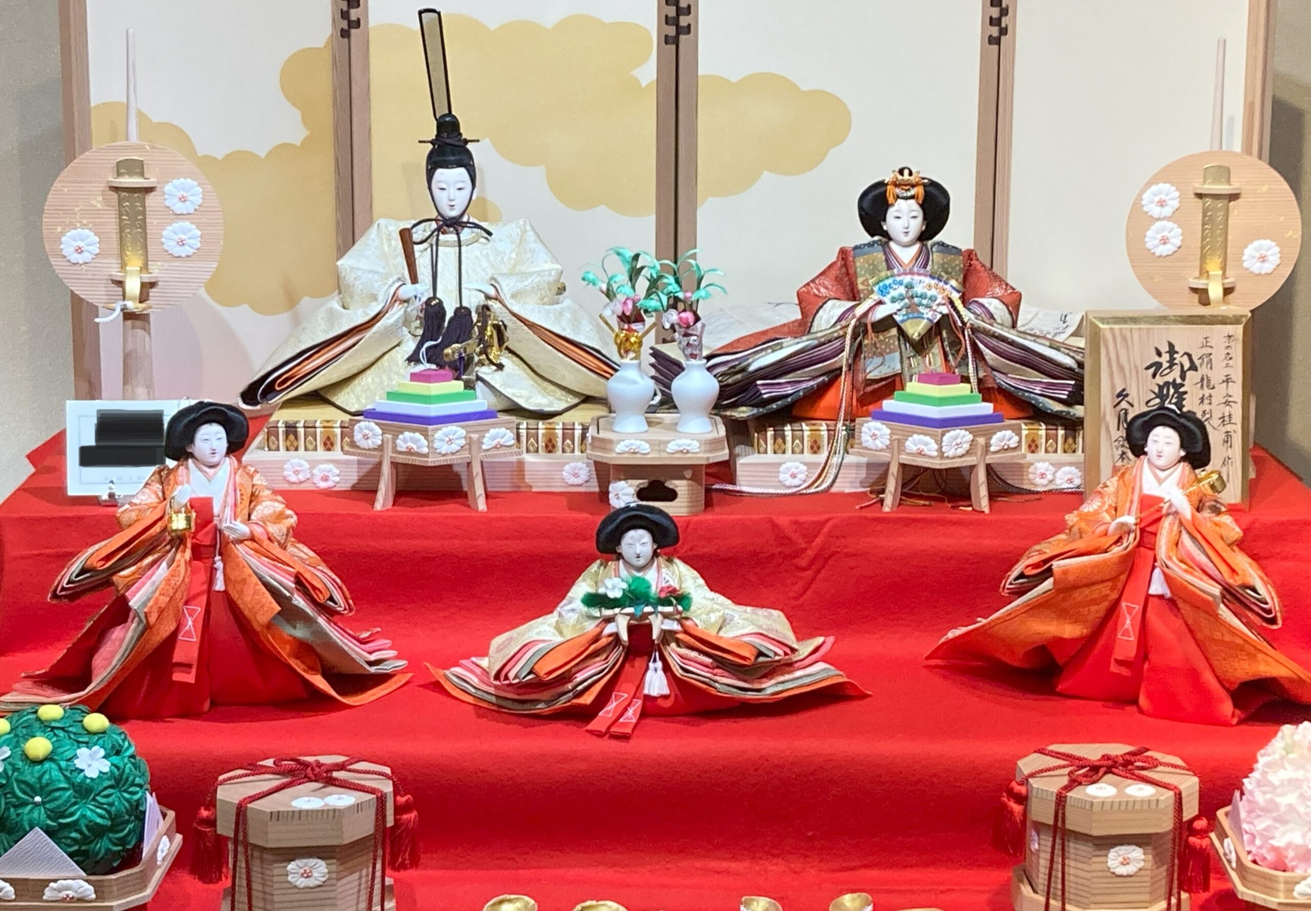 雛人形の三人官女の役目とは？意外に知らない並べ方や持っている道具とは