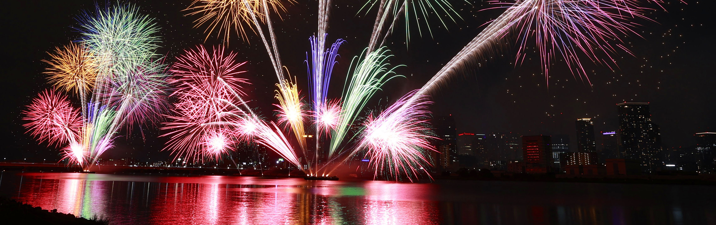 横浜スパークリングトワイライト花火貸切クルージングなら東京湾アニバーサリークルーズ