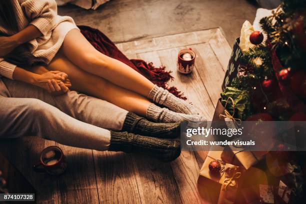 クリスマスに寄り添うカップル 28197000017 の写真・イラスト素材アマナイメージズ