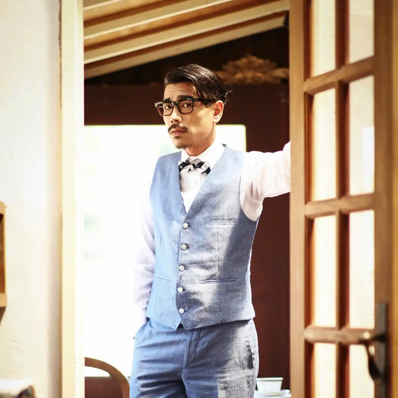 間違えない ネイビースーツと蝶ネクタイの着こなし 解説