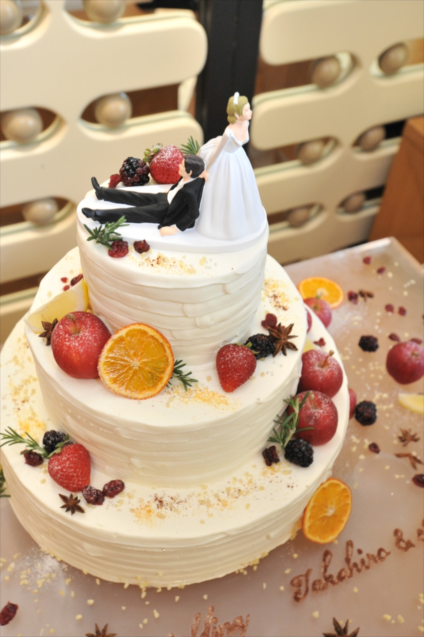 花とチョコレートのクリスマス ケーキ結婚式の詳細 ウエディング ケーキ 円錐形で冬のケーキ - お祝いのストックフォトや画像を多数ご用意 - お祝い,アイシング, ウェディングパーティー - iStock