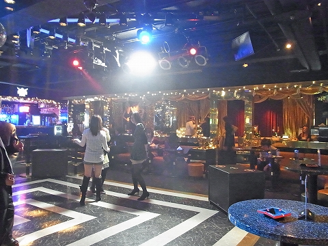 第1・3・5火曜日は昭和歌謡デー🎤今も色あせない名曲の数々をもう一度✨80年代中心の歌謡曲～ディスコミュージックまで、思わず口ずさみたくなるヒットソングが盛りだくさんです😍今日のDJはJanny ZU-KA💁‍♀️▽流れた曲の一部をご紹介！ 🔸チャコの海岸物語