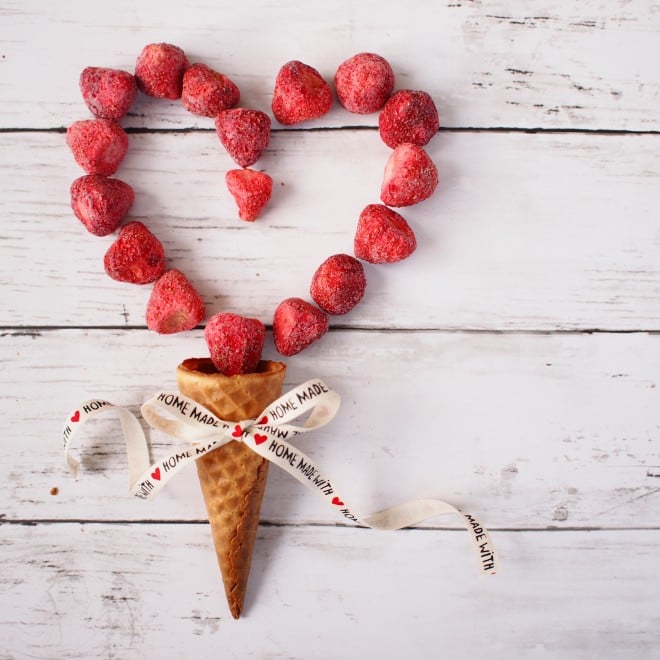 バレンタインのチョコを渡すフリーイラスト素材おしゃれでかわいいフリーイラスト素材 イラストナビ