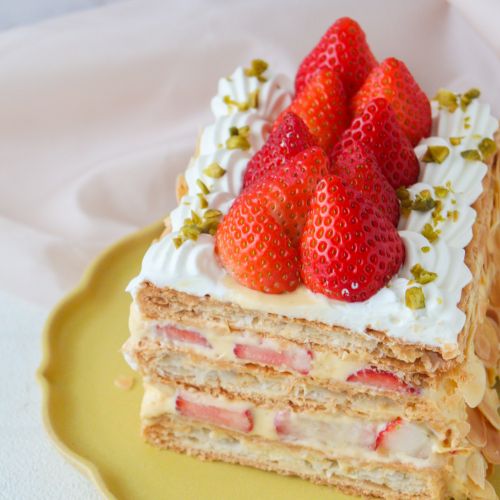 レストラン キハチ「苺のナポレオンパイ」”濃厚クリーム×旬の苺”をサクサクパイ生地でサンド - ファッションプレス