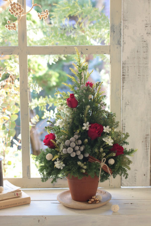 クリスマスツリー 生花 フラワーアレンジ、北欧の森、フレッシュフラワー、アレンジメント、高さ35㎝ ドライフラワー フラワーパワー 通販6416652Creema クリーマ