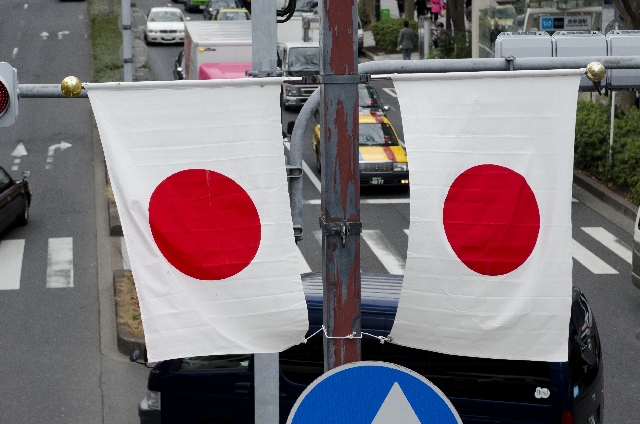 TOSPA 3月11日 震災から12年 東京丸の内では哀悼の意を表す喪章付き国旗 弔旗 が掲揚されていました世界の国旗の歴史・由来・豆知識のブログ