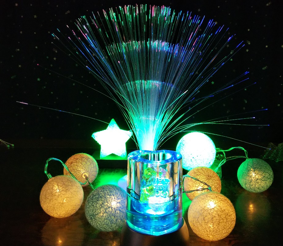 100均 ダイソーの電池式イルミネーションライトを人感センサーケーブルで作動させるよろづ