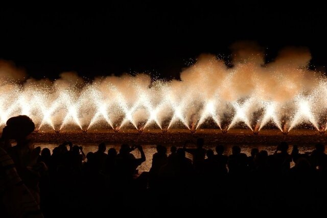 花火大会の翌朝は、ボーイスカウトでゴミ拾い。 火事 ナイアガラ の滝プログラムで付近の下草が燃え、河川敷の約2,000平方メートルが延焼 でプログラム全体の3分の1を残して中止になってしまったのは、素直に残念。 板橋区板橋区民ニュース
