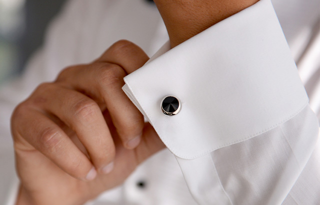 知らないと恥ずかしい 結婚式でのカフスボタンマナー！新郎新婦に祝福の意を込めて男のお洒落小物
