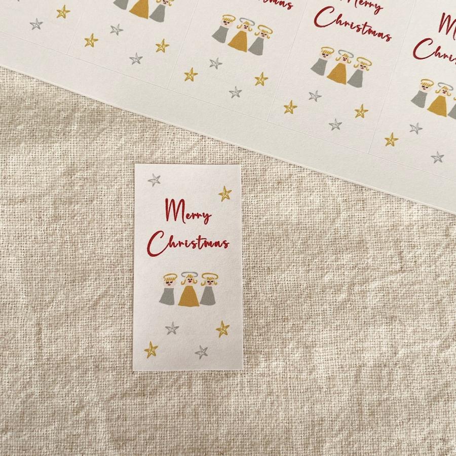 メリー クリスマスの文字体裁手に書かれた手書きの筆記体、柔らかい屋外自然バック グラウンドでぼやけた青いトウヒ木松葉のメリー クリスマステキストの写真素材・画像素材 Image 48361531