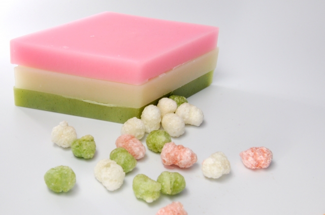 なぜ菱形で三色なの？ひな祭りに欠かせない「菱餅」の由来と謎を調べてみた和樂web 美の国ニッポンをもっと知る