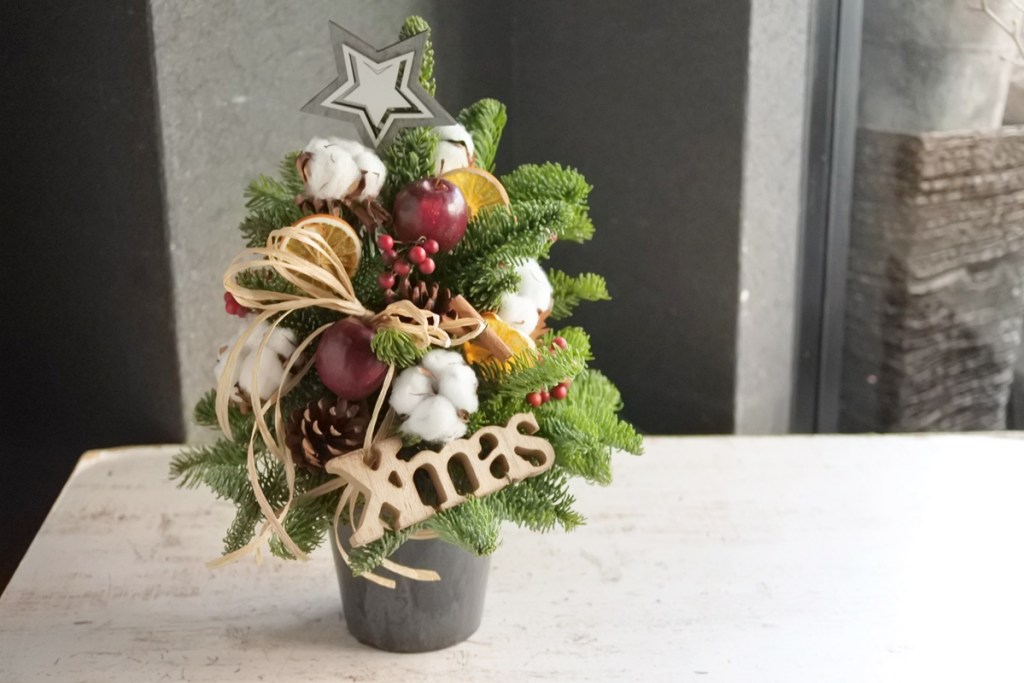 冬の花束 この時期は クリスマスカラーや深みのあるお色味の花束が人気です。 