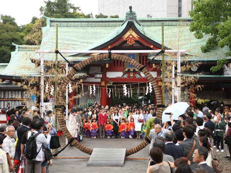 日枝神社「山王祭」で留学生ら神輿担ぎ 江戸の伝統を体験大妻女子大学