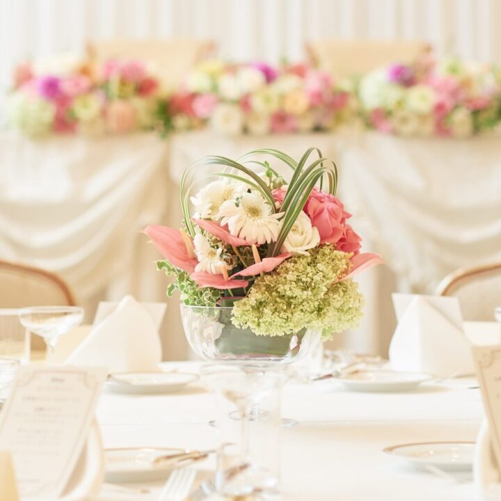 結婚式の装花の相場はいくら？メインテーブルやゲストテーブルの装花の相場も解説！チームウェディング -専属のウェディングアドバイザー探し