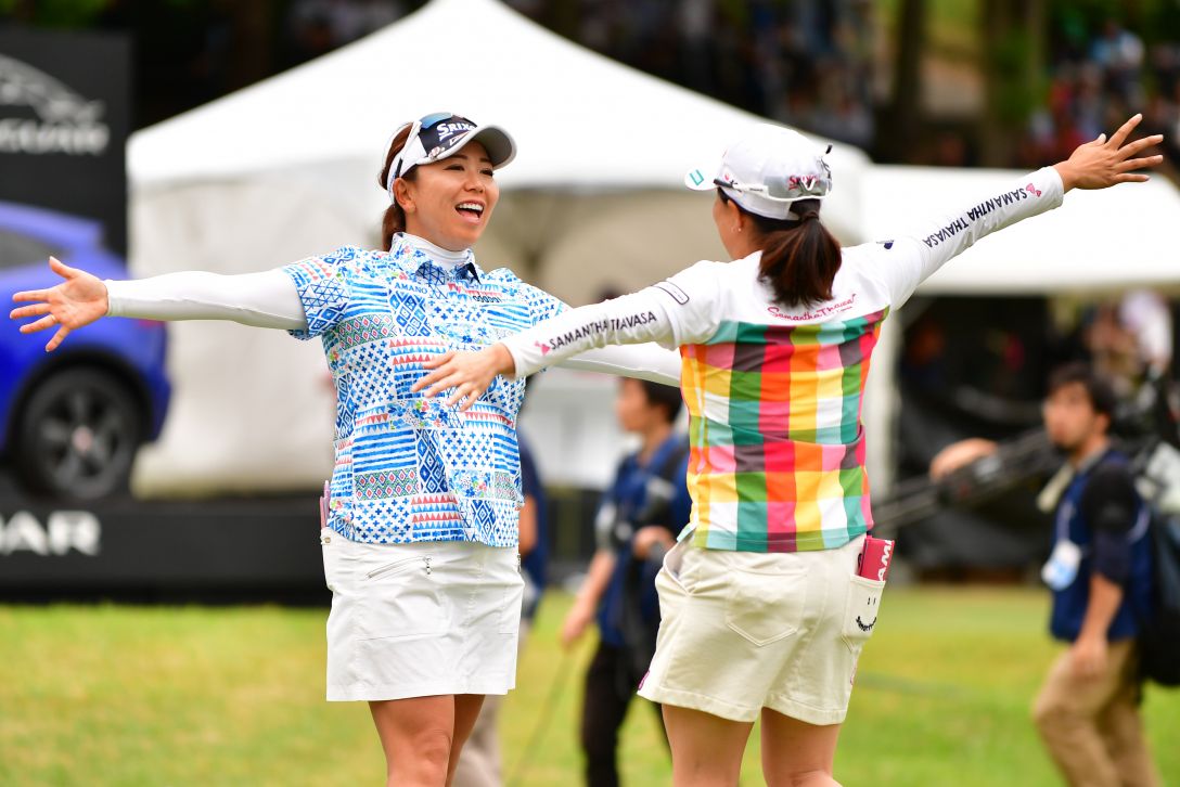 桜井心那 ２年ぶり優勝 仲良し吉田弓美子キャディーの“圧”でスーパーショット決め最大６人のＰＯ回避「本当に心強かった」 ゴルフ デイリースポーツonline