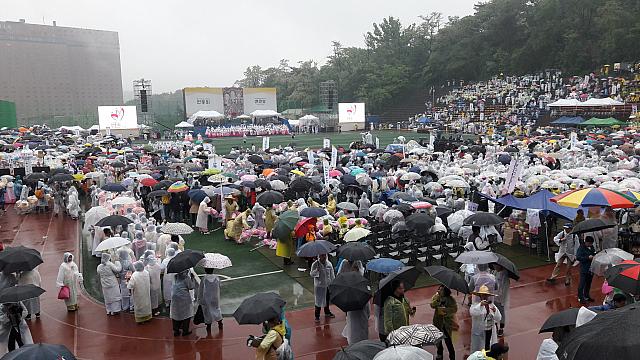 天皇皇后両陛下、沖縄に～県民が真心こめて７０００名の提灯奉迎 « 日本会議