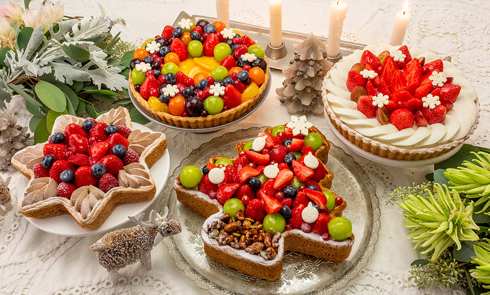 キル フェ ボンが「冷凍クリスマスケーキ 2025」の予約開始。華やかなモンブランのタルトやフルーツタルトをラインアップ - グルメ Watch