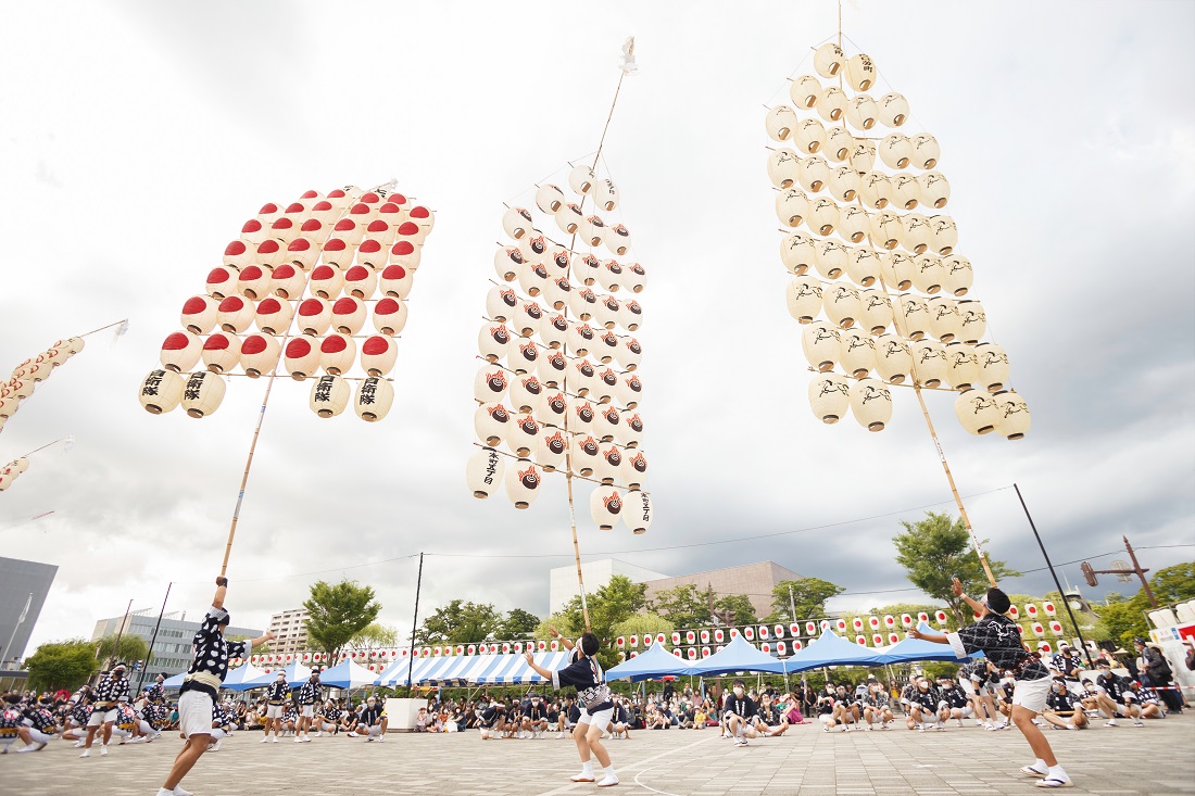 伝統技が見どころの秋田「竿燈まつり」へ！ 2025年の日程や有料観覧席チケット、ツアー情報高速バス・夜行バス・バスツアーの旅行・観光メディアバスとりっぷ