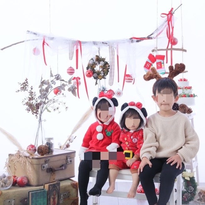 クリスマスブース完成いたしました🎄❤️ 真ん中にいきたくないお子様でもどこでとってもかわいく、お友達同士の利用もしやすすいブースとなっております⭐️｡.｡:+* ﾟ ゜ﾟ +:｡.｡:+ ﾟ ゜ﾟ +:｡.｡.｡:+ ﾟ ゜ﾟ *+ 🎍プラン🎄 ＜セルフ撮影20分コース＞ 2,200円▪️衣装 1着