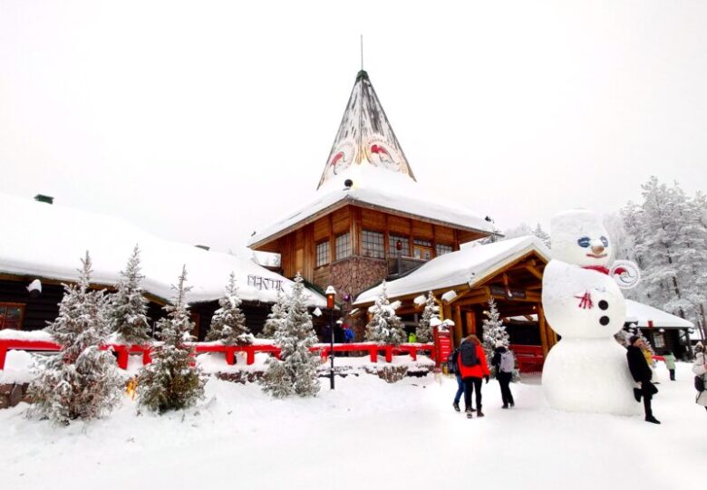 今週12月25日はクリスマス🎄, フィンランド北部のラップランド地方で、サンタクロースに会いに行きました🎅,@sekainoshasokara_tvasahi → 📷フォロー・過去の投稿,北極圏のサンタクロース , サンタクロースから,日本のみなさんにメッセージをもらいました💌, 「日本のみんな、こんにちは！, サンタクロースだよ🎅, このクリスマス、日本に行って,