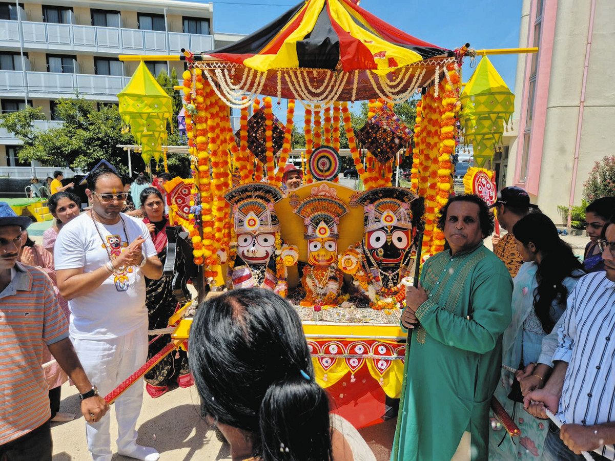 主なる神ジャガンナートのインドの祭りラタヤトラ、バラバドラ、スバドラを戦車で人々と一緒に。新しい抽象的なベクトル イラストデザインのイラスト素材・ベクター Image 231174074