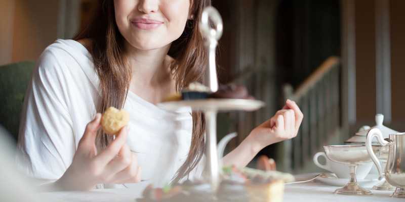 アフタヌーンティーのマナースコーンの食べ方から紅茶の飲み方まで徹底解説