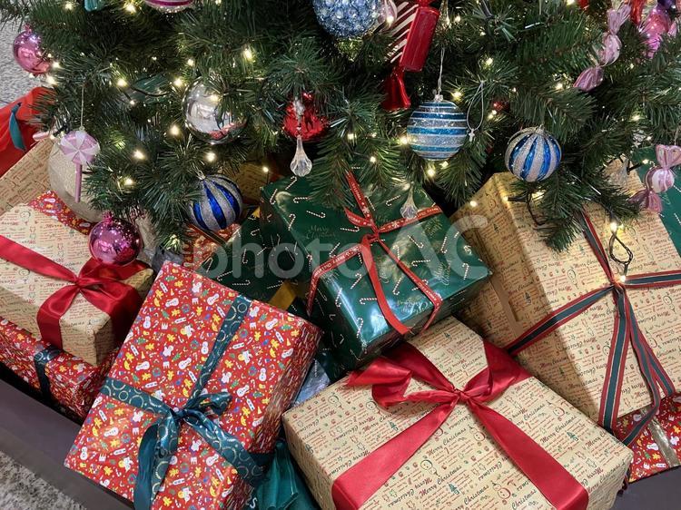 スター、ツリーの下にプレゼントをクリスマス ツリーの写真素材・画像素材 Image 4120704