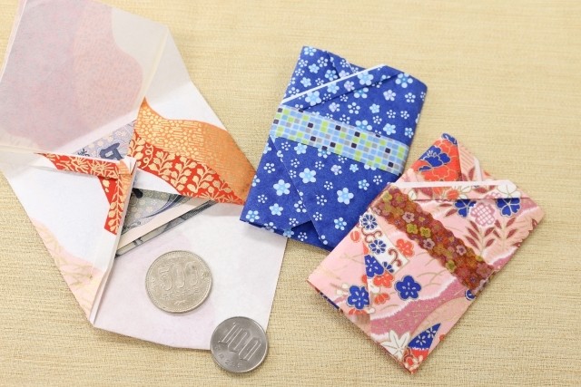 お札をキッチリ三つ折りにする方法。「お年玉をあげるときに使える！」「目印を覚えたら簡単！」