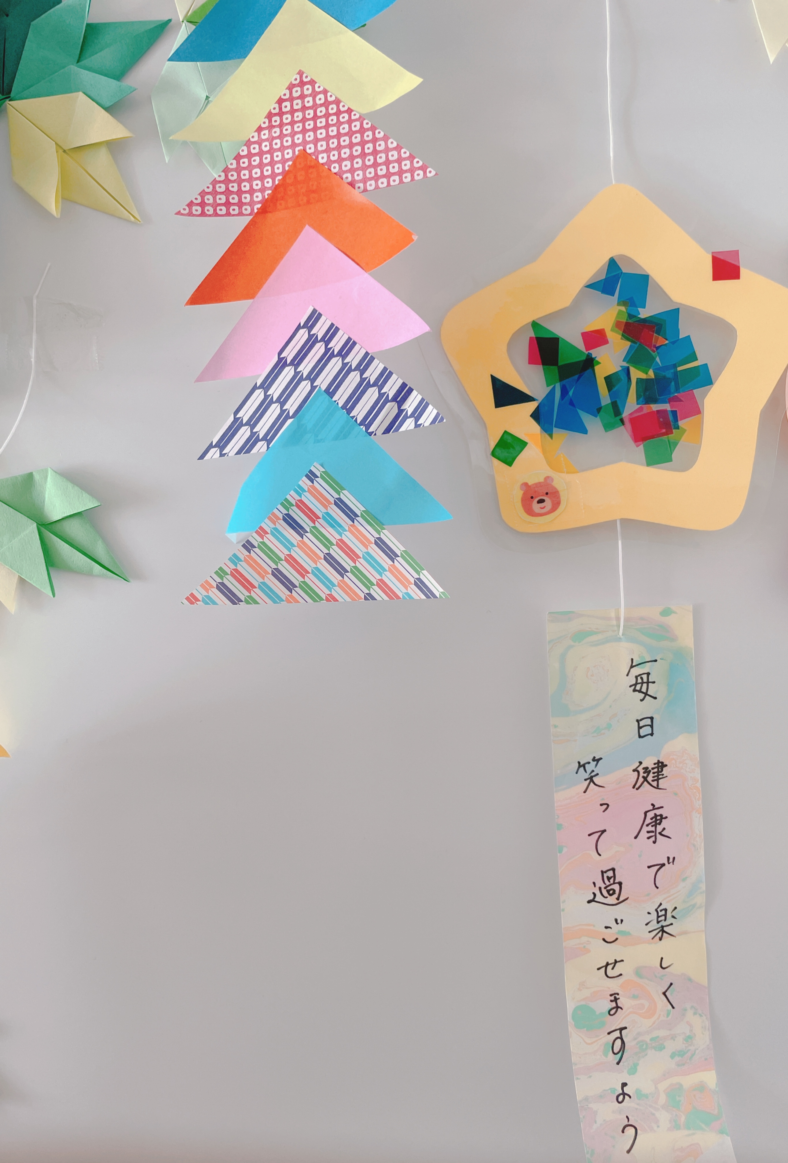 寝相アートにも♪ 折り紙で簡単制作！七夕飾りの作り方 ～モンテッソーリ「のり貼り」のお仕事を応用～ ２歳３歳～幼児おうちdeモンテ