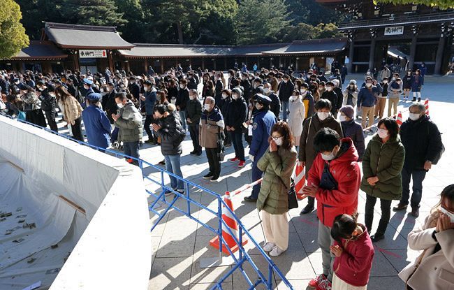 伊勢神宮内宮への参拝客で賑わうおはらい町通り 10487003222 の写真・イラスト素材アマナイメージズ