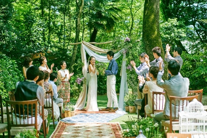 グアムの結婚式にお呼ばれしたら!? 参列前に知っておきたい男性・女性・親族別ゲストの服装マナーマイナビウエディング