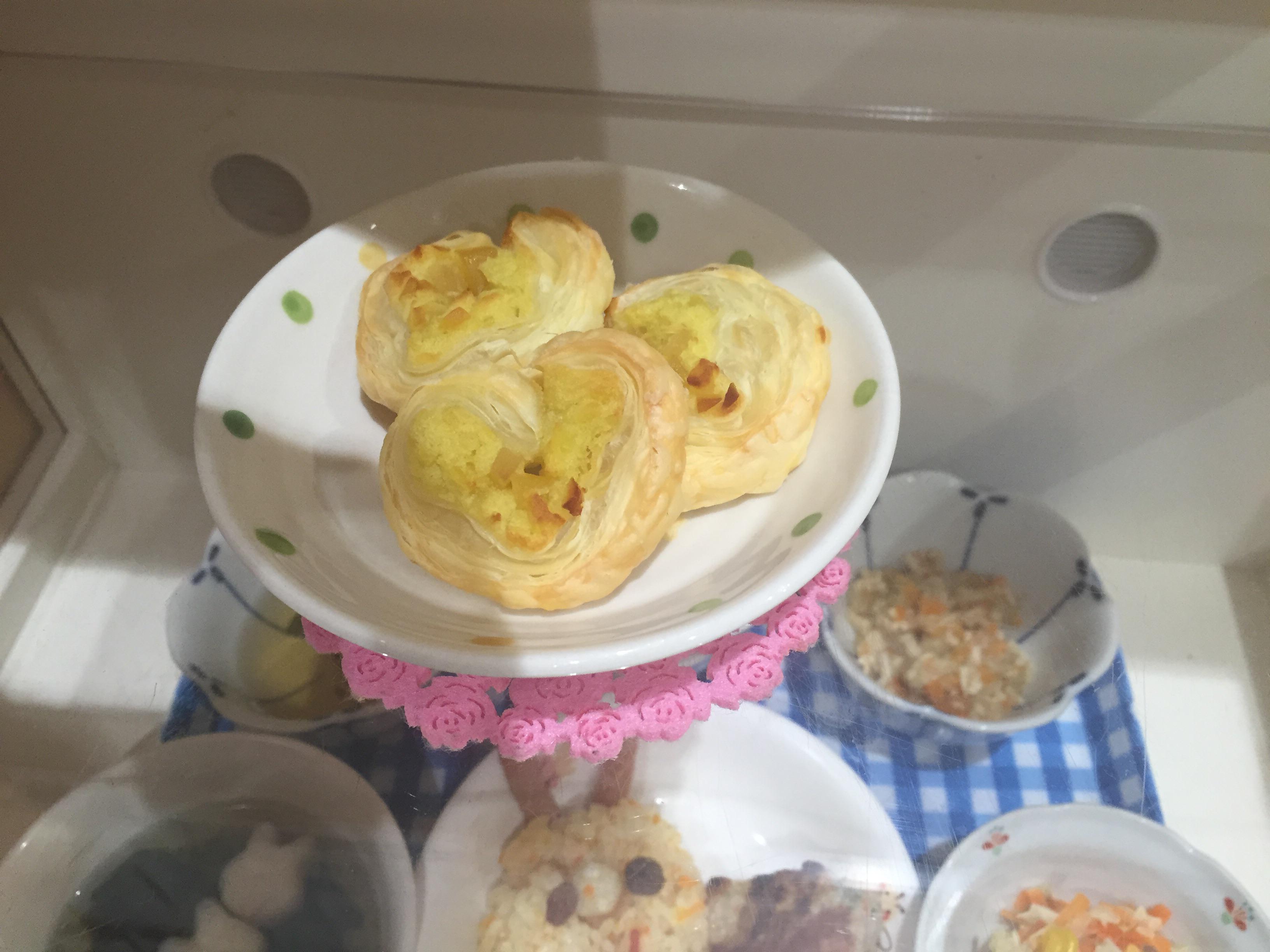 9月生まれの皆さんお誕生日おめでとうございます🎂,お楽しみの出し物は、『くまおじさんのクッキング』でした！クマやウサギ、ネコに変身した先生達がお子様ランチを作ってくれましたよ🍳✨,魔法の粉をかけると、フェルトと大きな洗濯ばさみがエビフライに変身したり、靴下が魚に変身したりなど、生活に身近な物がどんどん食べ物に変身していく姿にみんな釘付けでした👀🩷,とっても楽しい時間になりました！！,