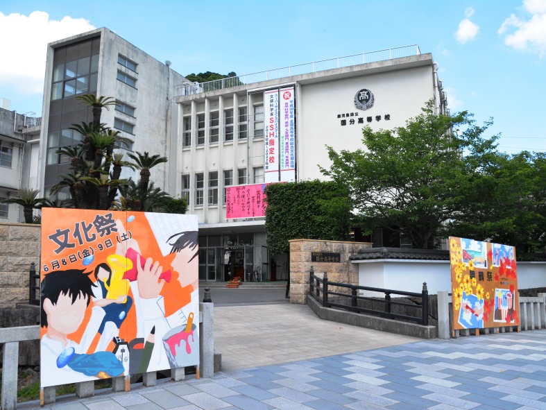 スクールバスに紫紺祭の看板を設置明治大学付属明治高等学校・明治中学校