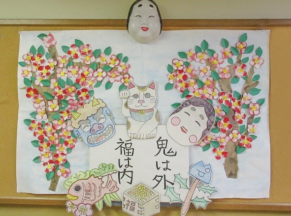 節分壁面飾り 大きな赤オニと子ども達 壁面飾り工房本店 壁面装飾・パネルシアター・ペープサート・型紙・知育・保育・介護商品の販売☆無料ダウンロード型紙「赤おにの顔02」 冬 節分 せつぶん 鬼 幼稚園 保育園 老人ホーム 介護施設 デイサービス 壁面装飾 型紙