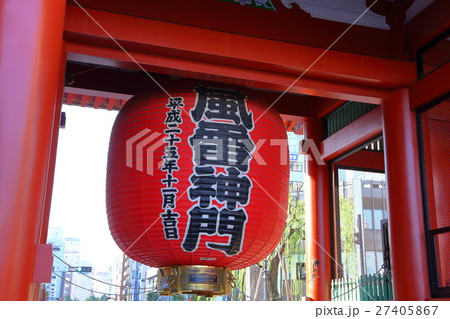 東京・浅草雷門の提灯を囲む黄金の銅に刻まれてる仏教の卍。の写真素材75376763- PIXTA