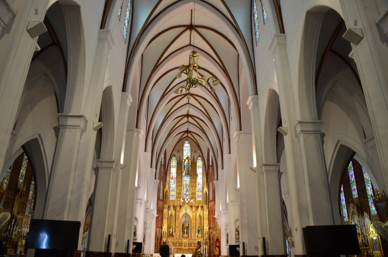 クリスマスを祝うために何千人もの人々がハノイ大聖堂に集まった